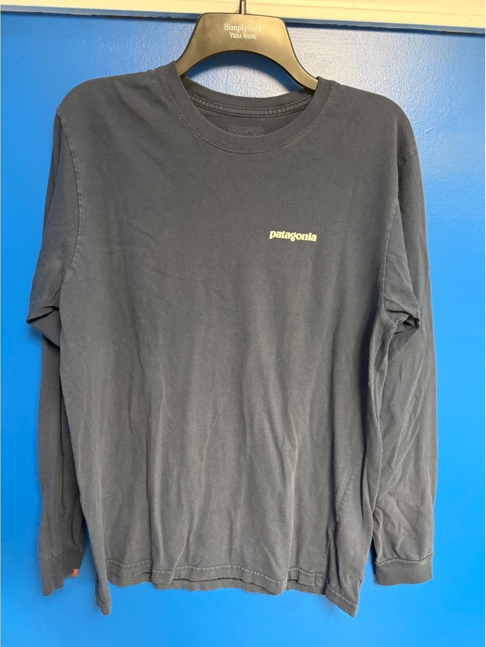 Patagonia Mens Medium P-6 Logo Long Sleeve Shirt Charcoal Gray Regular Fit